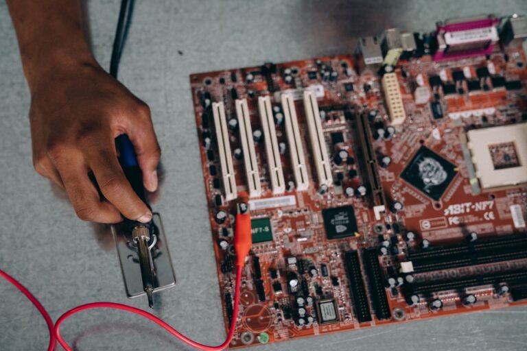 Engenheiro montando placa-mae