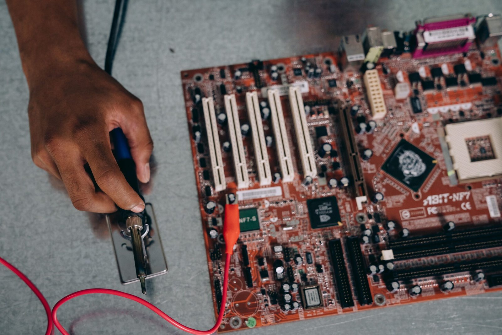 Engenheiro montando placa-mae