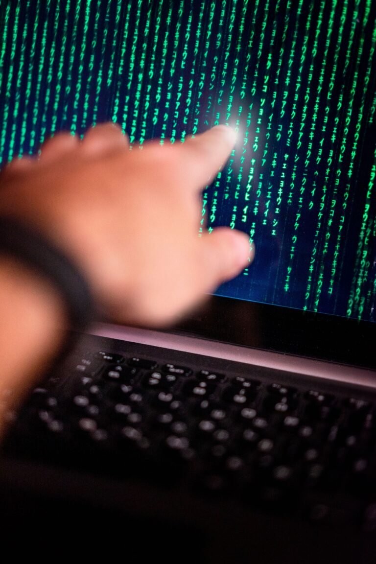 Pessoa analisando codigo e alertas de seguranca em tela, deteccao de ameacas com IA