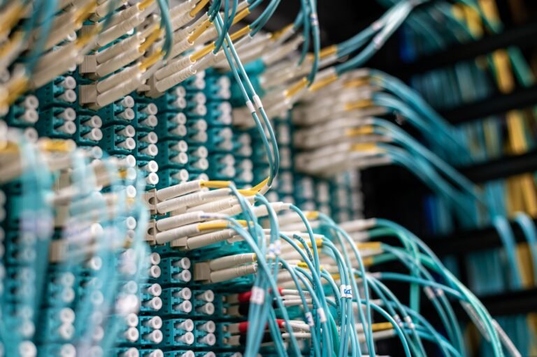 Cabos azuis conectados a conectores de rede em data center