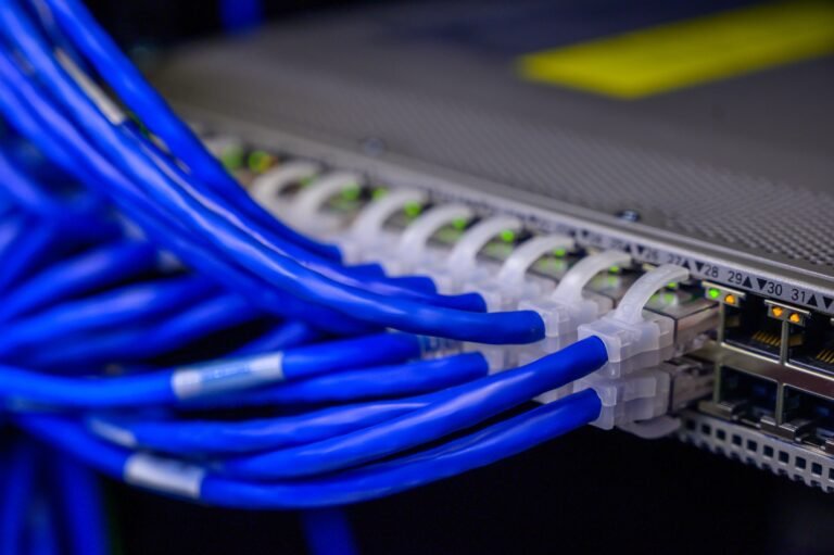 Cabos ethernet azuis conectados a switch de rede