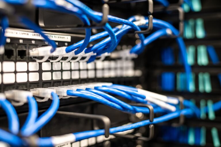 Cabos de rede conectados a servidor