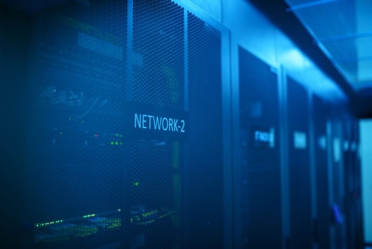 Rack de rede em sala de servidores