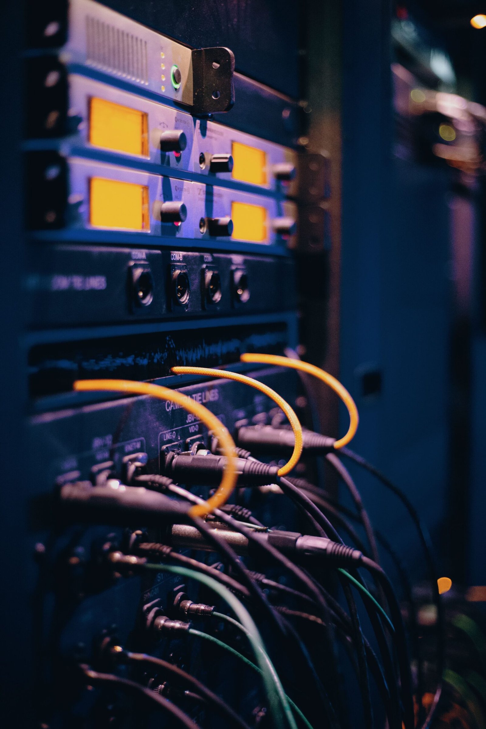 Cabos e portas de rede em rack de servidor