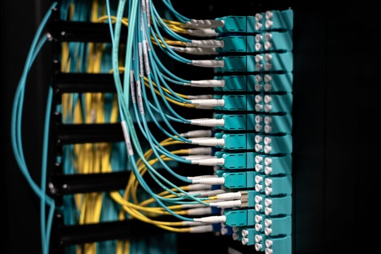 Close-up de switch com conectores e adaptadores de rede